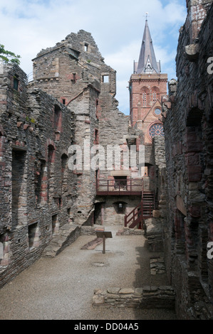 Les ruines de l'Évêché de Kirkwall avec la tour de St Magnus' cathédrale en arrière-plan. Banque D'Images