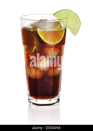 Cocktail Cuba libre isolé sur fond blanc Banque D'Images