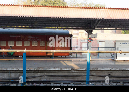 La section de voie ferrée, les passagers en attente, attente et d'un wagon de train van médicale à la gare de Jodhpur avec des fils ci-dessous Banque D'Images