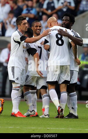 South Wales, UK. 22 août, 2013. Le jeudi 22 août 2013 Photo : buteur pour Swansea Wayne Routledge (2L) ouvre le score et célèbre avec coéquipiers L-R Pablo Hernandez, Jonjo Shelvey et Wilfried Bony. Re : l'UEFA Europa League, jouer hors tour, 1ère manche, Swansea City FC v d'au Liberty Stadium, dans le sud du Pays de Galles, Royaume-Uni. Credit : D Legakis/Alamy Live News Banque D'Images