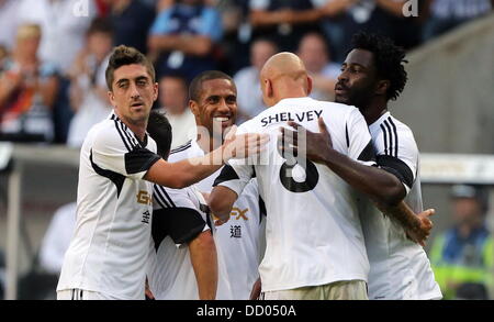 South Wales, UK. 22 août, 2013. Le jeudi 22 août 2013 Photo : buteur pour Swansea Wayne Routledge (2L) ouvre le score et célèbre avec coéquipiers L-R Pablo Hernandez, Jonjo Shelvey et Wilfried Bony. Re : l'UEFA Europa League, jouer hors tour, 1ère manche, Swansea City FC v d'au Liberty Stadium, dans le sud du Pays de Galles, Royaume-Uni. Credit : D Legakis/Alamy Live News Banque D'Images