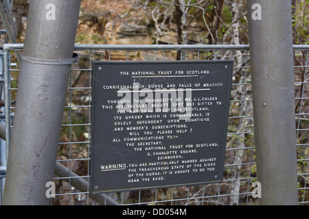 Inscrivez-vous par le National Trust for Scotland au Corrieshalloch Gorge en Ecosse. Inscrivez-vous est fixé sur le pont de supports en métal Banque D'Images