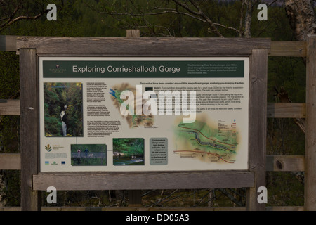 Signe pour les gorges de Corrieshalloch en Ecosse, une merveille de la nature où une profonde et étroite gorge a été coupé, avec pont étroit Banque D'Images