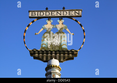 Cranbrook Kent signe village illustrant la femme de Biddenden Eliza et Mary Chulkhurst siamois conjoined) légendaire (jumeaux nés en 1100 décédé à l'âge de 34 ans, UK Banque D'Images