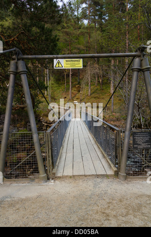 Pont de bois sur la Corrieshalloch Gorge, dans les Highlands en Écosse. Un petit pont précaire sur une gorge étroite. Banque D'Images