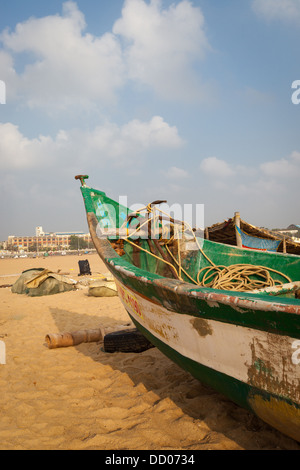 Bateau de pêche sur la plage de Marina Banque D'Images