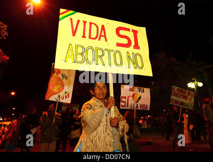 LA PAZ, BOLIVIE, le 22nd août 2013. Une femme d'Aymara porte un écriteau disant « la vie oui, l'avortement non » lors d'une marche organisée par le Red Pro-Vida (Pro Life Network) pour protester contre la décriminalisation de l'avortement. Depuis mars 2012, la Bolivie est en train de débattre de la question de savoir s'il faut décriminaliser l'avortement. Credit James Brunker / Alamy Live News Banque D'Images