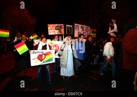 LA PAZ, BOLIVIE, le 22nd août 2013. Les gens participent à une marche organisée par le Red Pro-Vida (Pro Life Network) pour protester contre la dépénalisation de l'avortement. Depuis mars 2012, la Bolivie est en train de débattre de la question de savoir s'il faut décriminaliser l'avortement. Credit: James Brunker / Alamy Live News Banque D'Images