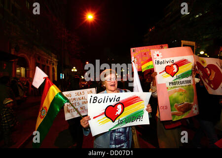 LA PAZ, BOLIVIE, le 22nd août 2013. Les gens participent à une marche organisée par le Red Pro-Vida (Pro Life Network) pour protester contre la dépénalisation de l'avortement. Depuis mars 2012, la Bolivie est en train de débattre de la question de savoir s'il faut décriminaliser l'avortement. Credit: James Brunker / Alamy Live News Banque D'Images