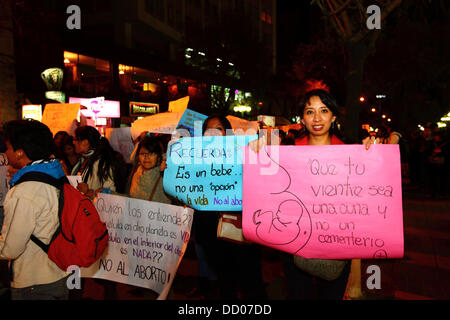 LA PAZ, BOLIVIE, le 22nd août 2013. Les gens participent à une marche organisée par le Red Pro-Vida (Pro Life Network) pour protester contre la dépénalisation de l'avortement. Depuis mars 2012, la Bolivie est en train de débattre de la question de savoir s'il faut décriminaliser l'avortement. Credit: James Brunker / Alamy Live News Banque D'Images