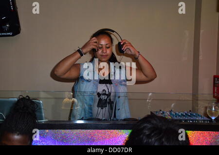 Londo, UK. 22 août, 2013. 'DJ' guillotine au djing tas de blogueurs blogs l'amour de l'événement et fin avec une mode à l'appartement de Londres. Credit : Voir Li/Alamy Live News Banque D'Images