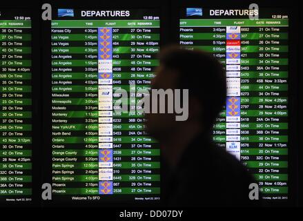 9 janvier 2011 - San Francisco, Californie, Etats-Unis - un voyageur non identifié passe par un affichage des vols à l'Aéroport International de San Francisco à San Francisco, Californie le 22 avril 2013. Zuma Press/Josh Edelson) (Crédit Image : © Josh Edelson/ZUMAPRESS.com) Banque D'Images