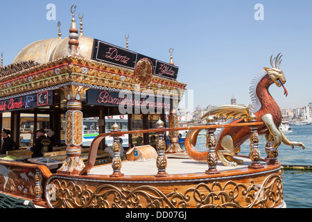 Utilisé comme un bateau amarré à côté cuisine flottante pont de Galata, Eminönü, corne d'or, Istanbul, Turquie Banque D'Images