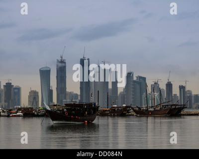 Skyline en construction en arrière-plan avec flotte de pêche en bay en premier plan à Doha, au Qatar, au Moyen-Orient Banque D'Images