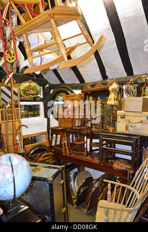 Intérieur de Tudor House Antiques & Collectibles boutique, Duke Street, Henley-on-Thames, Oxfordshire, Angleterre, Royaume-Uni Banque D'Images