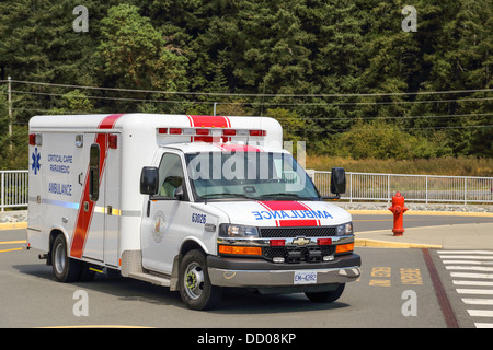 Ambulance arrivant à l'Hôpital général de Victoria dans la région de View Royal, British Columbia, Canada Banque D'Images