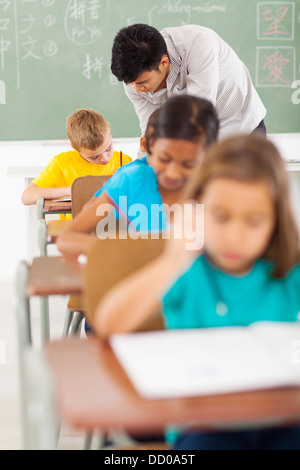 Professeur de langue chinoise et les élèves pendant la leçon en classe Banque D'Images