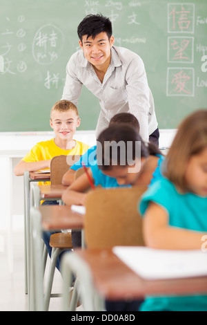 Professeur de chinois et multiracial students in classroom Banque D'Images