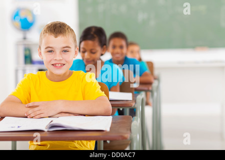 Cute schoolboy élémentaire avec des camarades de classe en Banque D'Images