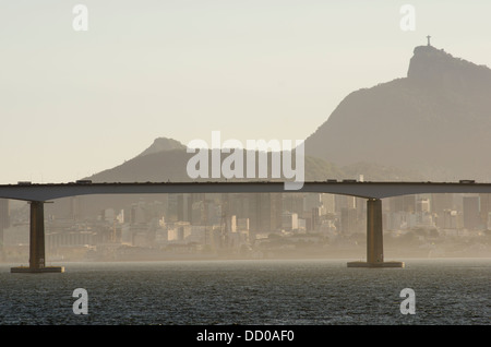 Nitreoy Rio Bridge, l'un des plus grands ponts dans le monde, la traversée de la baie de Guanabara, Rio de Janeiro, Brésil Banque D'Images