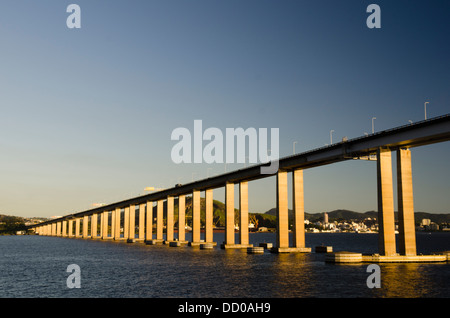 Nitreoy Rio Bridge, l'un des plus grands ponts dans le monde, la traversée de la baie de Guanabara, Rio de Janeiro, Brésil Banque D'Images