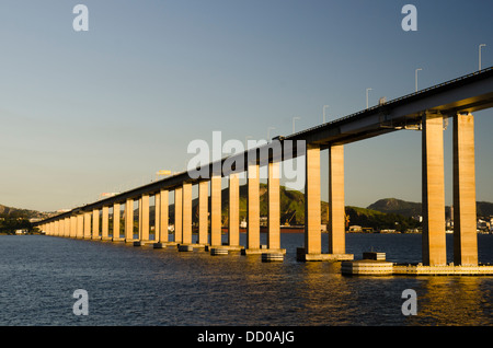 Nitreoy Rio Bridge, l'un des plus grands ponts dans le monde, la traversée de la baie de Guanabara, Rio de Janeiro, Brésil Banque D'Images