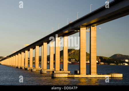 Nitreoy Rio Bridge, l'un des plus grands ponts dans le monde, la traversée de la baie de Guanabara, Rio de Janeiro, Brésil Banque D'Images