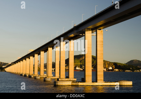 Nitreoy Rio Bridge, l'un des plus grands ponts dans le monde, la traversée de la baie de Guanabara, Rio de Janeiro, Brésil Banque D'Images