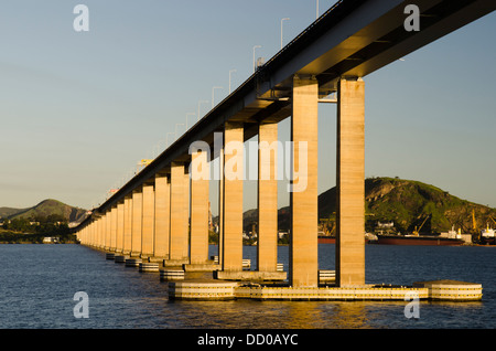 Nitreoy Rio Bridge, l'un des plus grands ponts dans le monde, la traversée de la baie de Guanabara, Rio de Janeiro, Brésil Banque D'Images