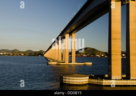 Nitreoy Rio Bridge, l'un des plus grands ponts dans le monde, la traversée de la baie de Guanabara, Rio de Janeiro, Brésil Banque D'Images