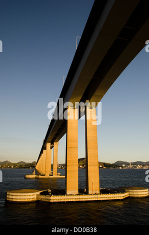 Nitreoy Rio Bridge, l'un des plus grands ponts dans le monde, la traversée de la baie de Guanabara, Rio de Janeiro, Brésil Banque D'Images