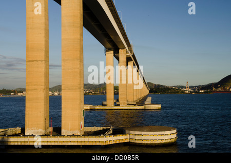 Nitreoy Rio Bridge, l'un des plus grands ponts dans le monde, la traversée de la baie de Guanabara, Rio de Janeiro, Brésil Banque D'Images