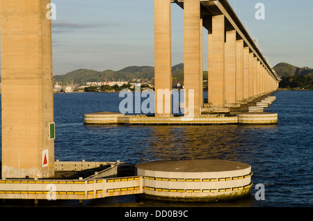 Nitreoy Rio Bridge, l'un des plus grands ponts dans le monde, la traversée de la baie de Guanabara, Rio de Janeiro, Brésil Banque D'Images