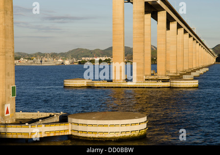 Nitreoy Rio Bridge, l'un des plus grands ponts dans le monde, la traversée de la baie de Guanabara, Rio de Janeiro, Brésil Banque D'Images