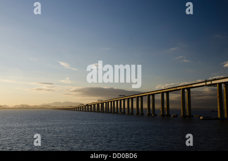 Nitreoy Rio Bridge, l'un des plus grands ponts dans le monde, la traversée de la baie de Guanabara, Rio de Janeiro, Brésil Banque D'Images