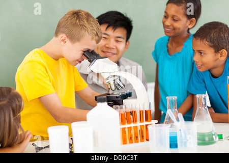 Groupe d'étudiants en classe avec l'enseignant de sciences élémentaires Banque D'Images