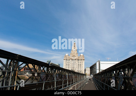 La passerelle pour l'embarquement de la Mersey Ferry avec le Liver Building derrière lui à Liverpool. Banque D'Images