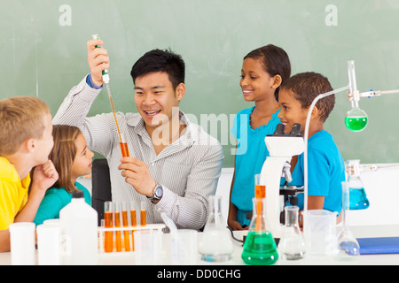 Professeur de sciences de l'école primaire expérience de science preuve Banque D'Images