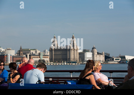 Les passagers sur le fleuve Mersey ferry de Liverpool Birkenhead à profiter des Trois Grâces sur un franchissement de la rivière sur le bateau emblématique Banque D'Images