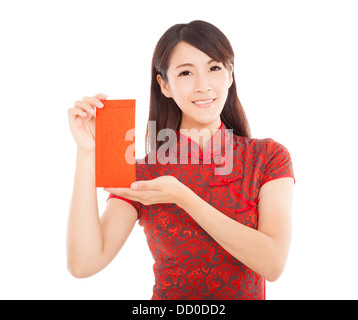 Young Asian woman holding sac rouge pour happy chinese new year Banque D'Images