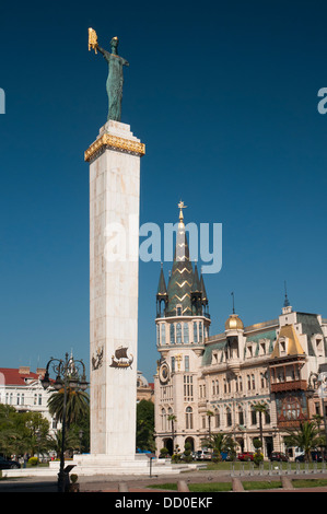 Monument MEDEA sur la place de l'Europe, avec l'horloge astronomique derrière, Batumi, république de Géorgie Banque D'Images