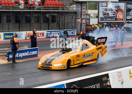 Jason Phelps entraîne l'amplification Marshall Mustang Funny Car à Santa Pod Raceway Banque D'Images