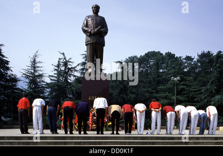 Les visiteurs chinois s'inclinant devant la statue de Mao Zedong dans la ville de Shaoshan dans lequel Mao Zedong ou Mao Tsé-toung aussi connu comme le président Mao est né et a passé son enfance situé sur la révision à mi-est de Hunan et le moyen nord de Xiangtan en Chine Banque D'Images