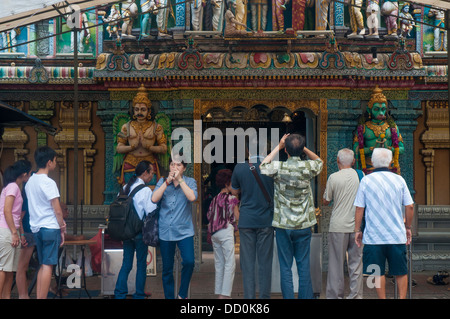 Les fidèles chinois prier à l'extérieur du Sri Krishnan Temple Hindou à Waterloo Street, Singapour Banque D'Images