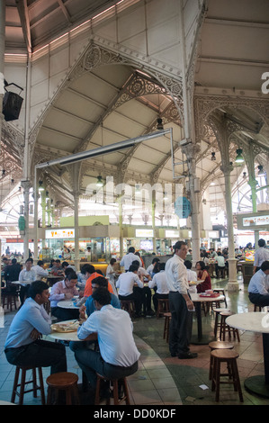 L'heure du déjeuner à Lau Pa Sat hawker center dans le quartier financier, à Singapour Banque D'Images