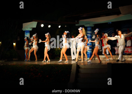 Troupe de danse montrant des scènes de cabaret de La Havane, Cuba Banque D'Images