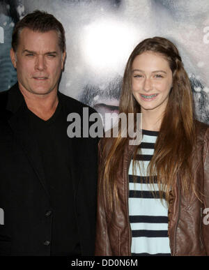 Ray Liotta sa fille Karsen Liotta La première mondiale de 'la' tenue à l'hôtel Regal Cinemas Arrivées - Los Angeles, Californie - 11.01.12 Banque D'Images