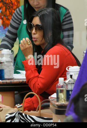 Kim Kardashian a une manucure suivi d'une pédicure dans un institut de beauté après une épuisante séance de shopping à proximité de Barney's New York store à Beverly Hills Beverly Hills, Californie - 12.01.12 Banque D'Images