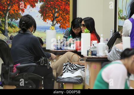 Kim Kardashian a une manucure suivi d'une pédicure dans un institut de beauté après une épuisante séance de shopping à proximité de Barney's New York store à Beverly Hills Beverly Hills, Californie - 12.01.12 Banque D'Images