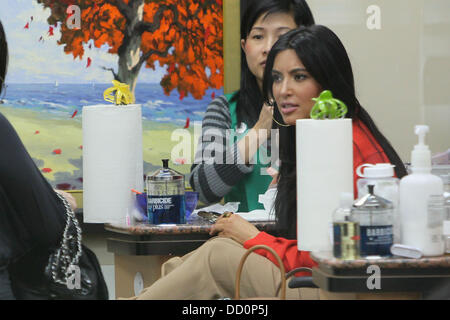 Kim Kardashian a une manucure suivi d'une pédicure dans un institut de beauté après une épuisante séance de shopping à proximité de Barney's New York store à Beverly Hills Beverly Hills, Californie - 12.01.12 Banque D'Images